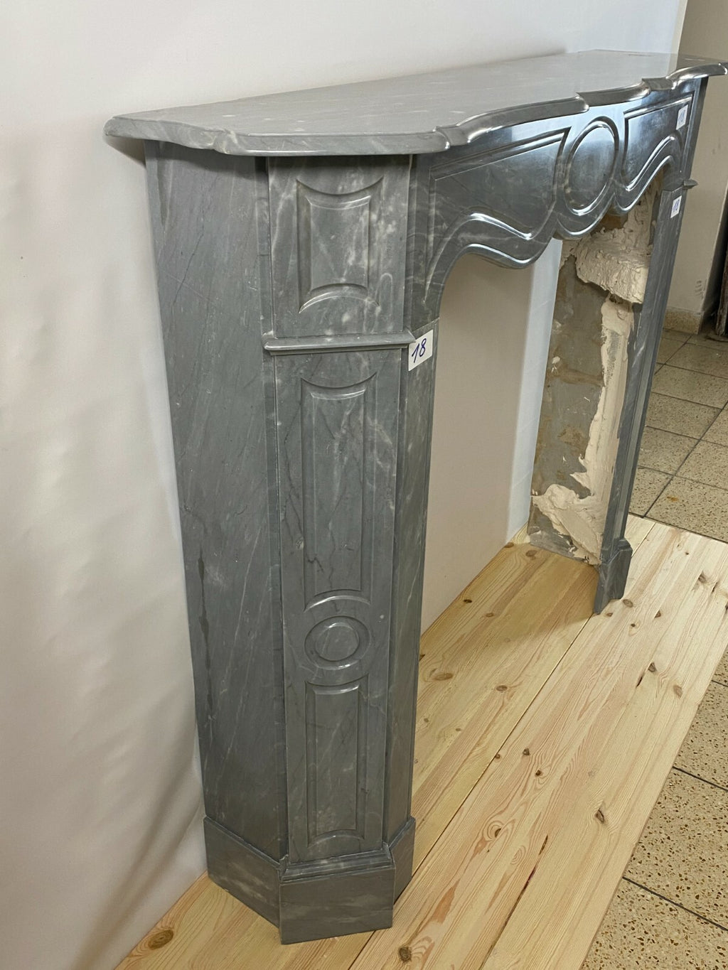 Antike Kaminumrandung Marmor Kamin um 1910 Jugendstil grau weisse Adern