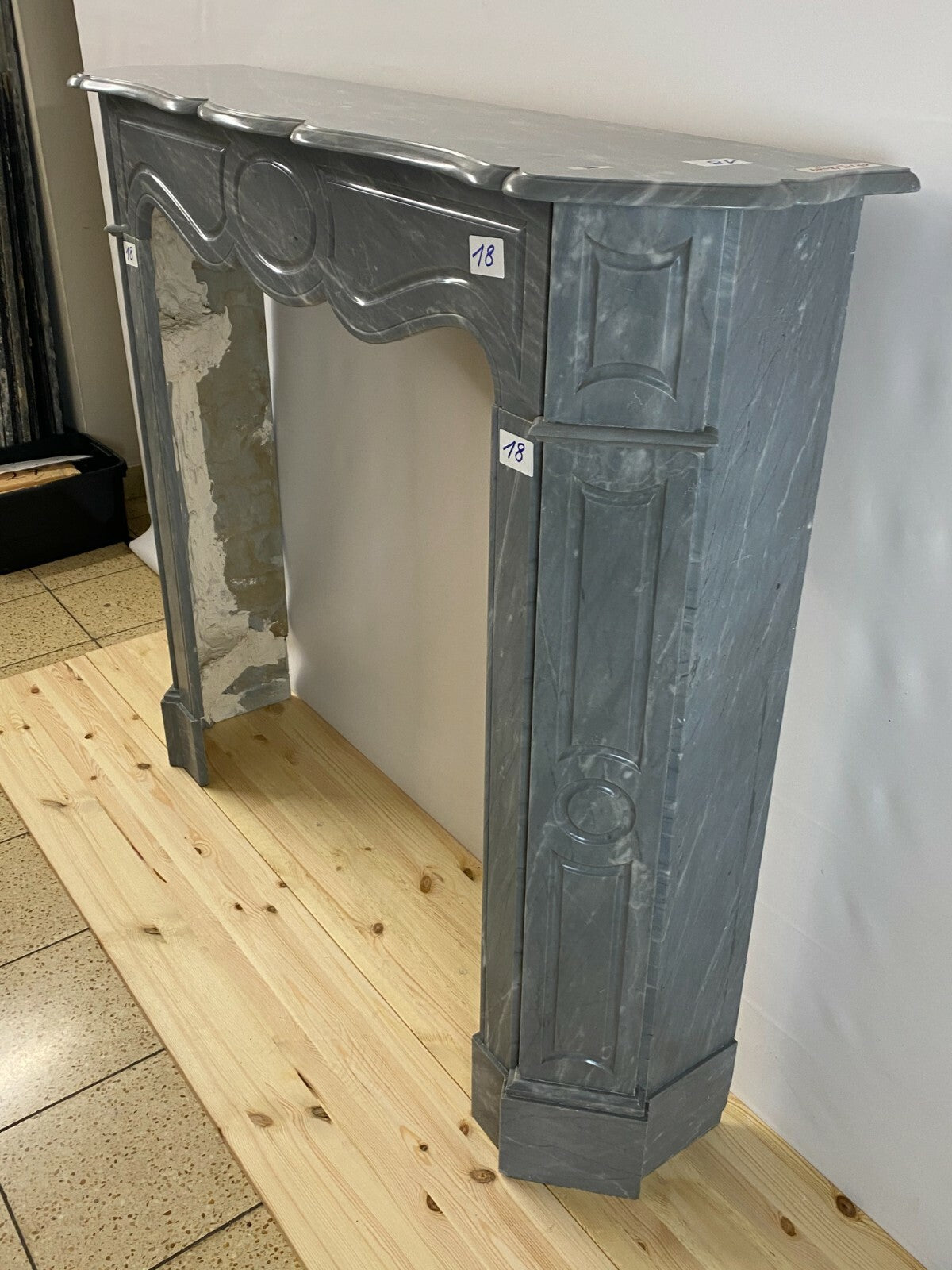 Antike Kaminumrandung Marmor Kamin um 1910 Jugendstil grau weisse Adern