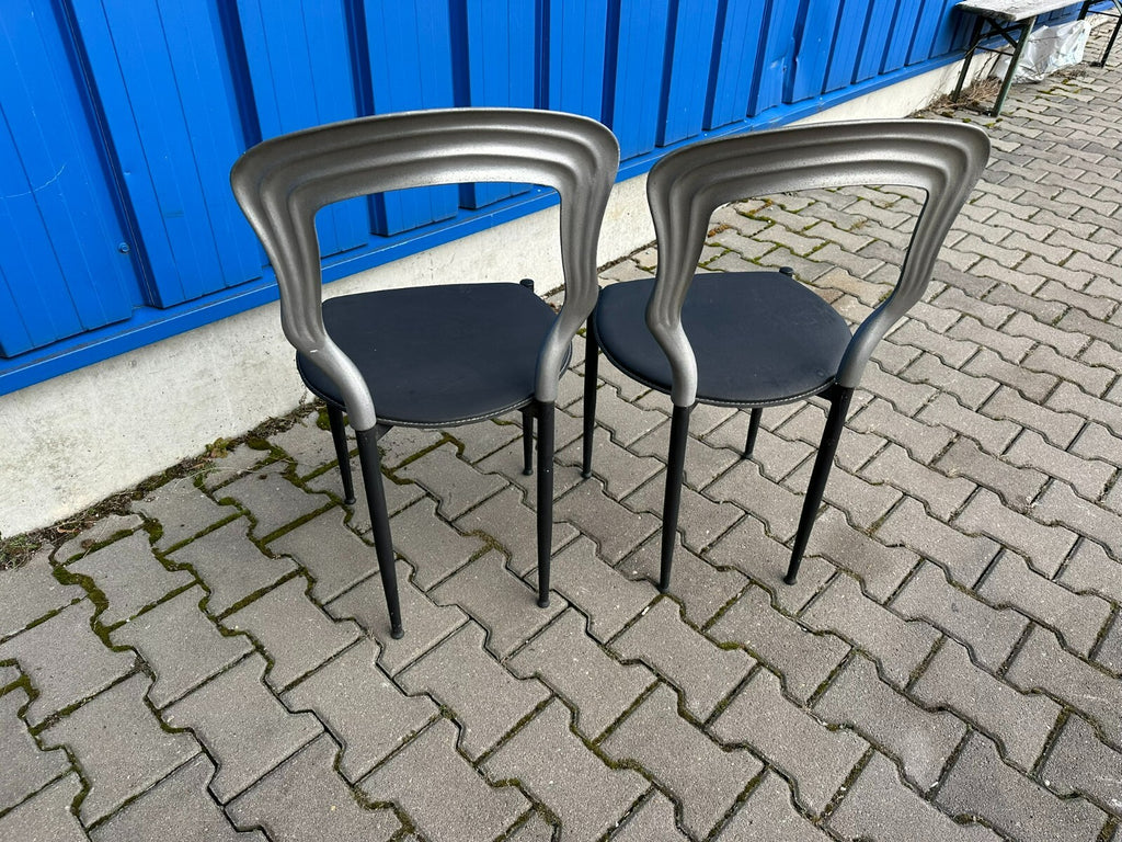 Paar Vintage Stühle Rückenlehne aus Metall Sitzfläche Leder