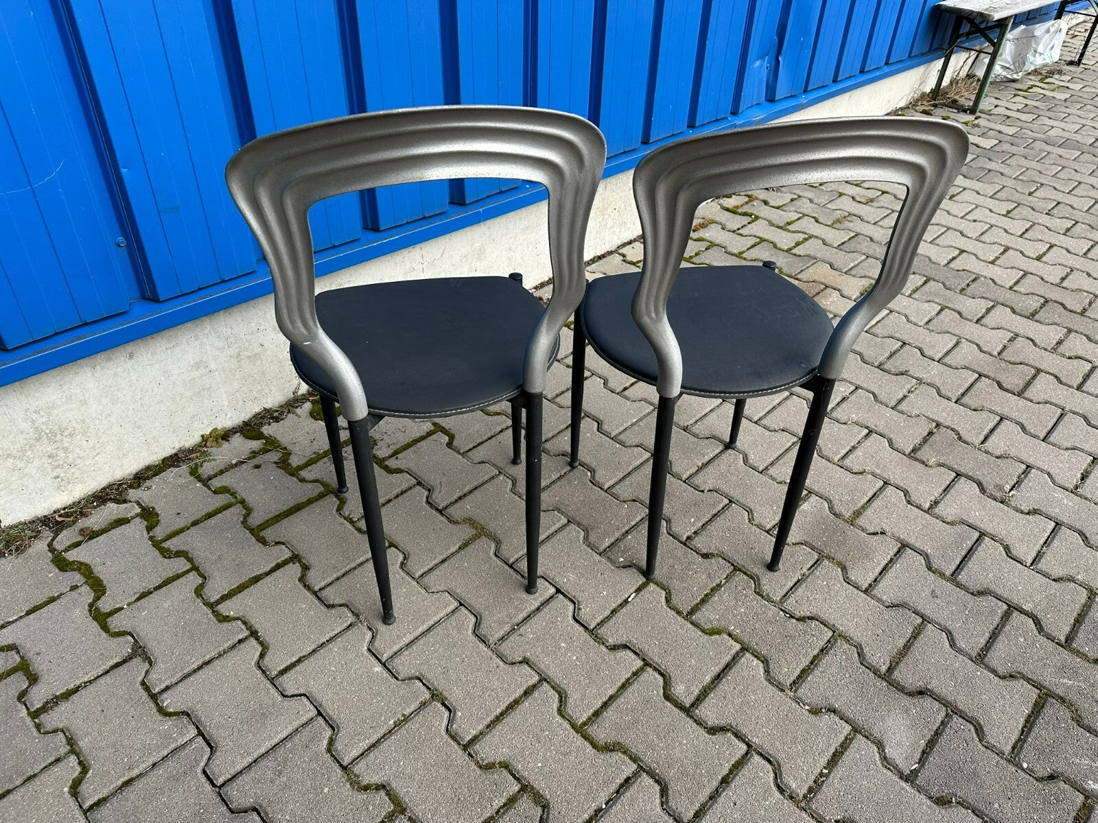 Paar Vintage Stühle Rückenlehne aus Metall Sitzfläche Leder