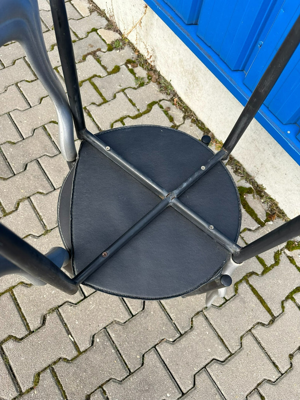 Paar Vintage Stühle Rückenlehne aus Metall Sitzfläche Leder