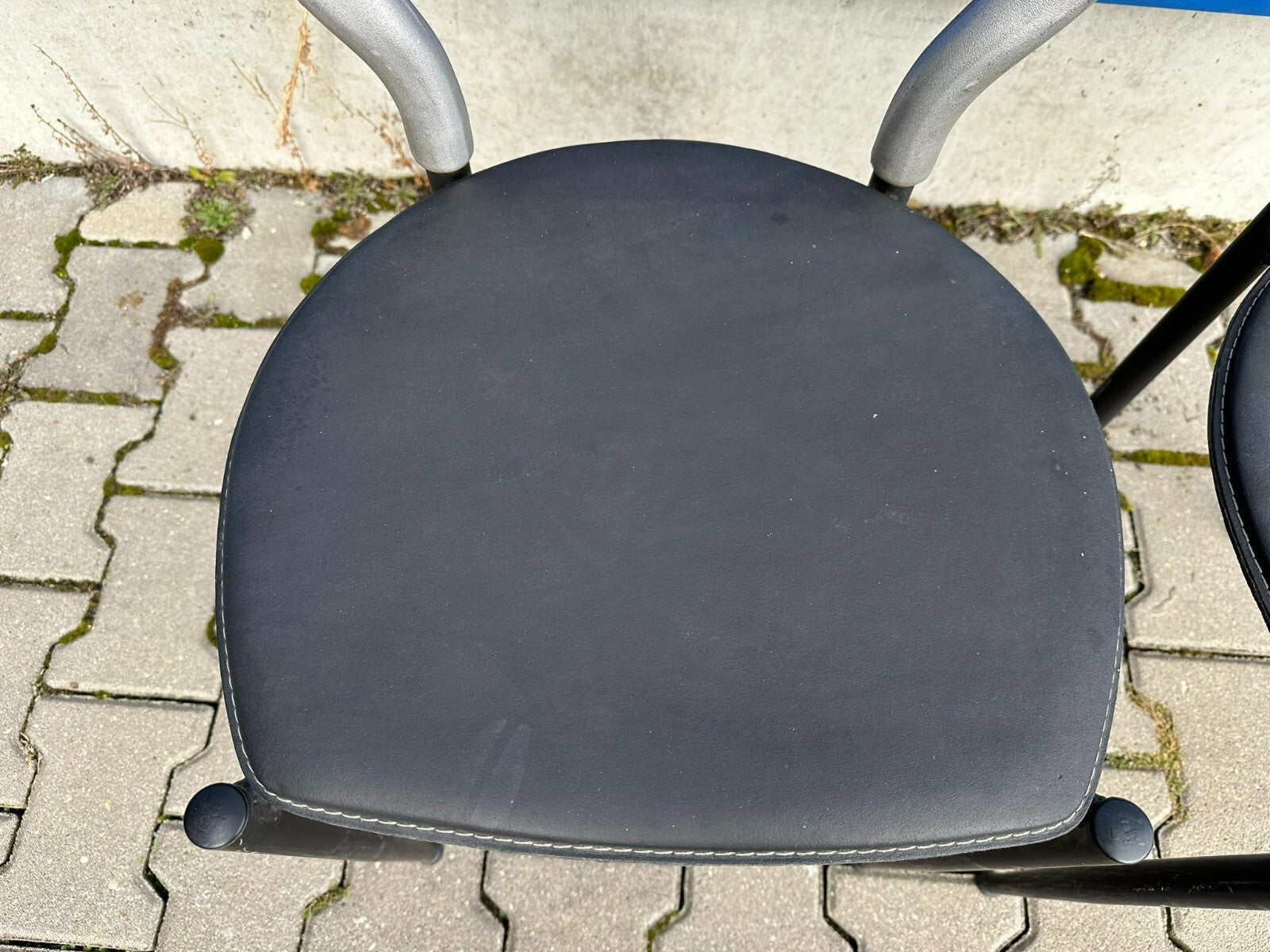 Paar Vintage Stühle Rückenlehne aus Metall Sitzfläche Leder
