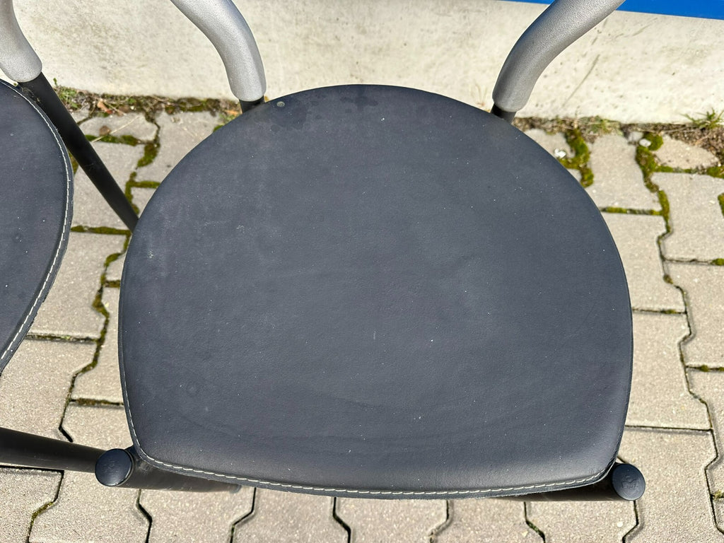 Paar Vintage Stühle Rückenlehne aus Metall Sitzfläche Leder