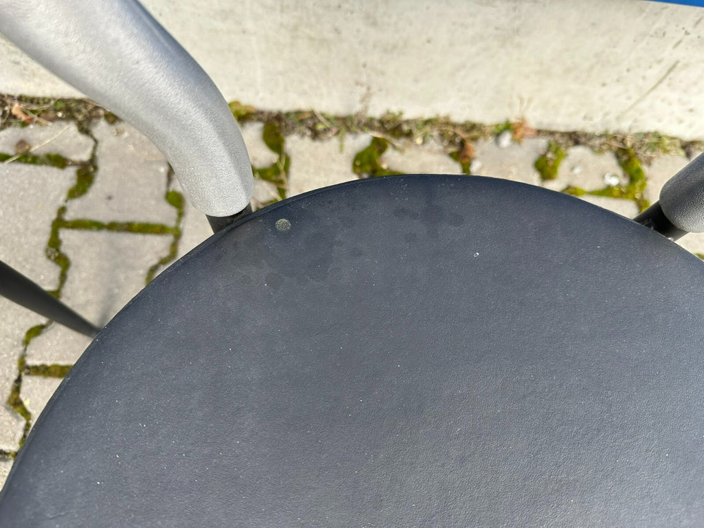 Paar Vintage Stühle Rückenlehne aus Metall Sitzfläche Leder