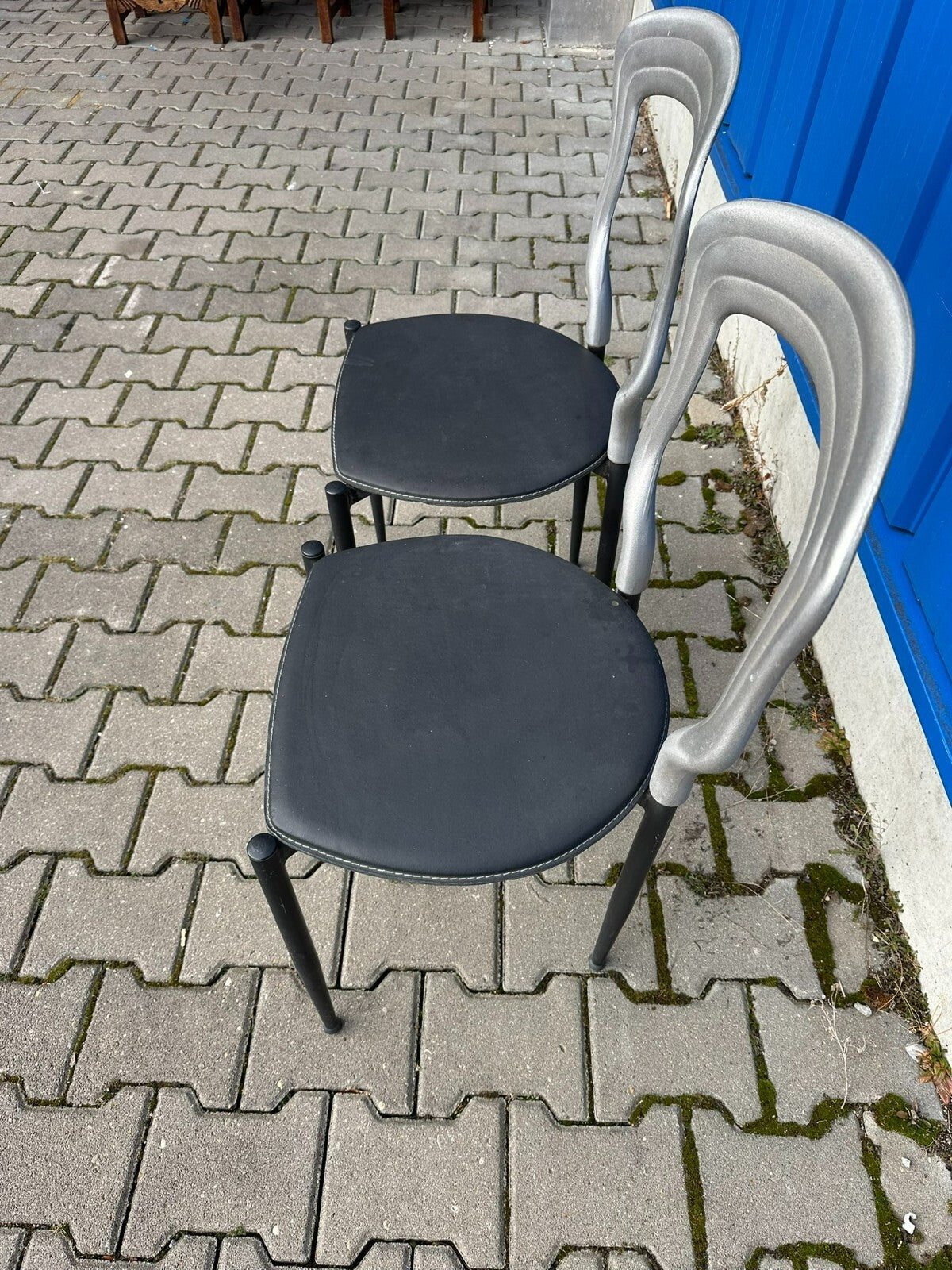 Paar Vintage Stühle Rückenlehne aus Metall Sitzfläche Leder