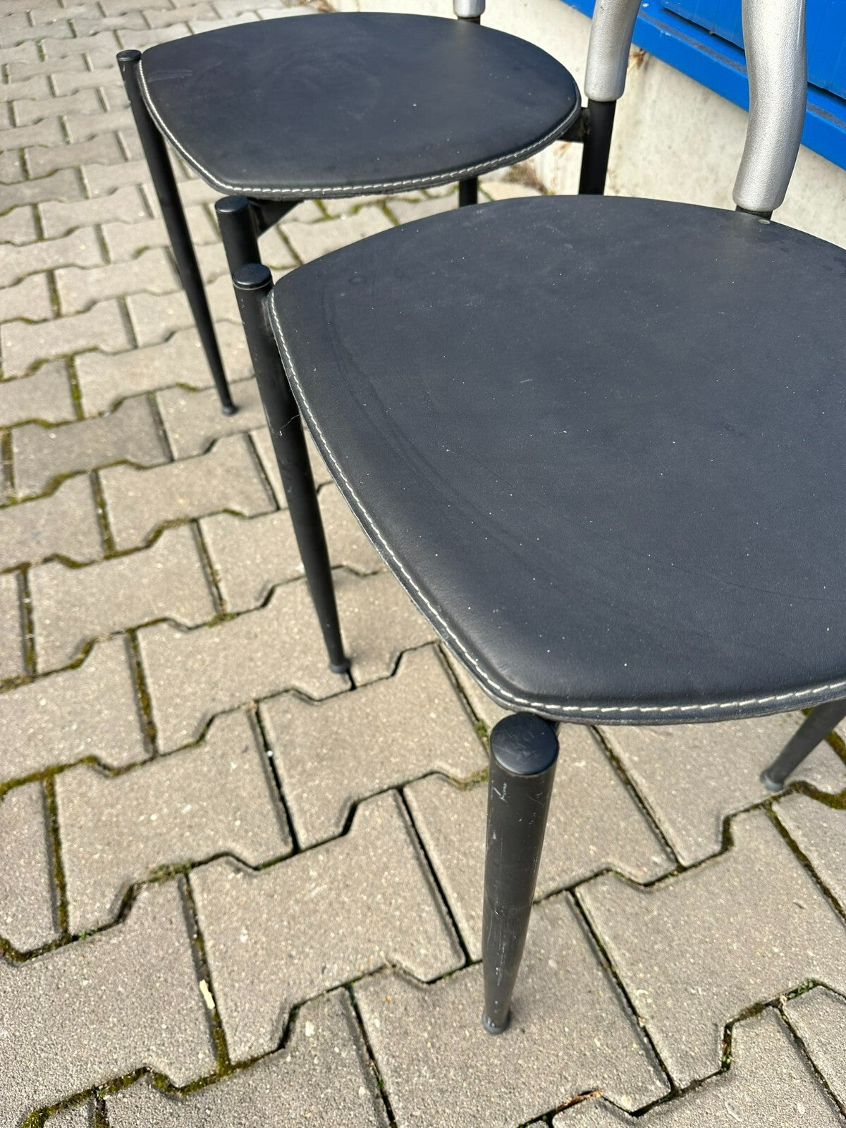 Paar Vintage Stühle Rückenlehne aus Metall Sitzfläche Leder