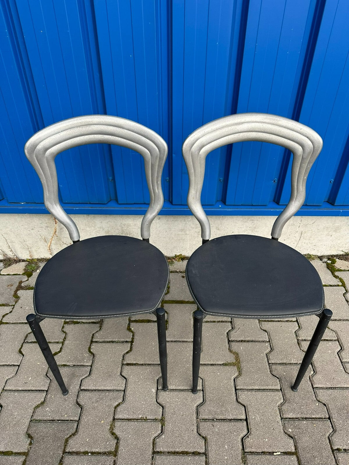 PAAR VINTAGE STÜHLE RÜCKENLEHNE AUS METALL SITZFLÄCHE LEDER