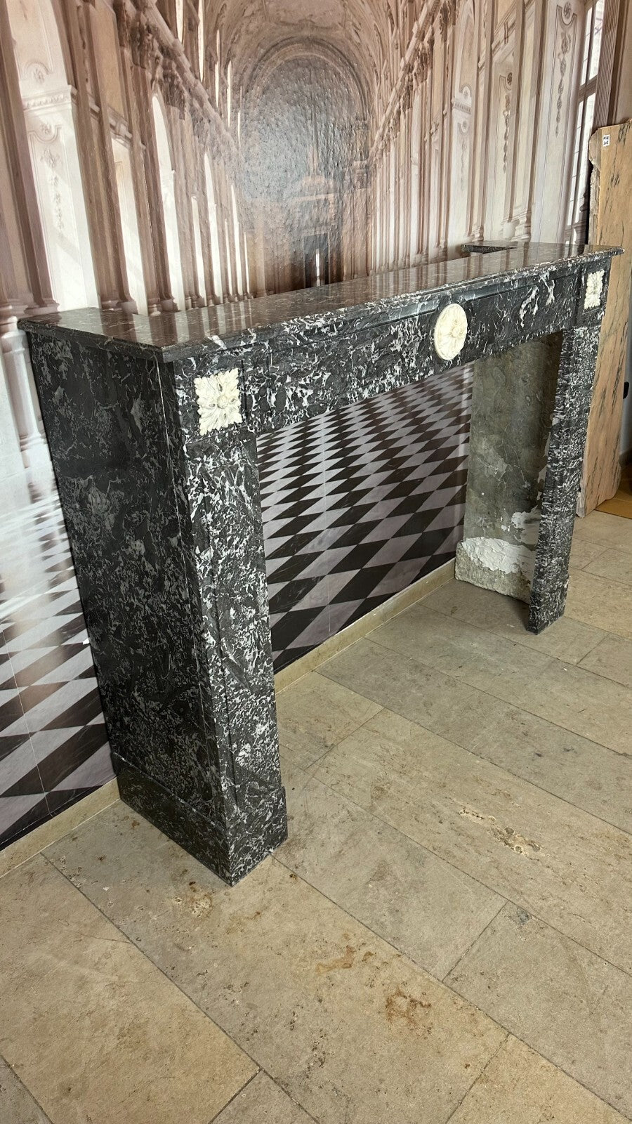 Antike Kaminumrandung Marmor Kamin um 1780 Louis Seize weisse Appliken 18-tes