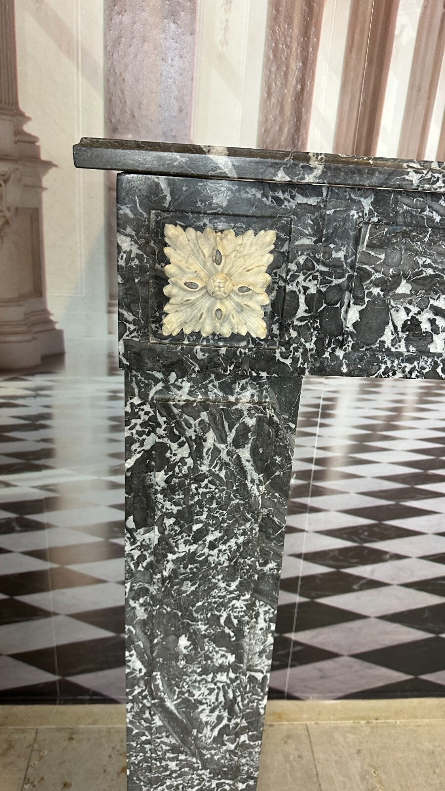 Antike Kaminumrandung Marmor Kamin um 1780 Louis Seize weisse Appliken 18-tes