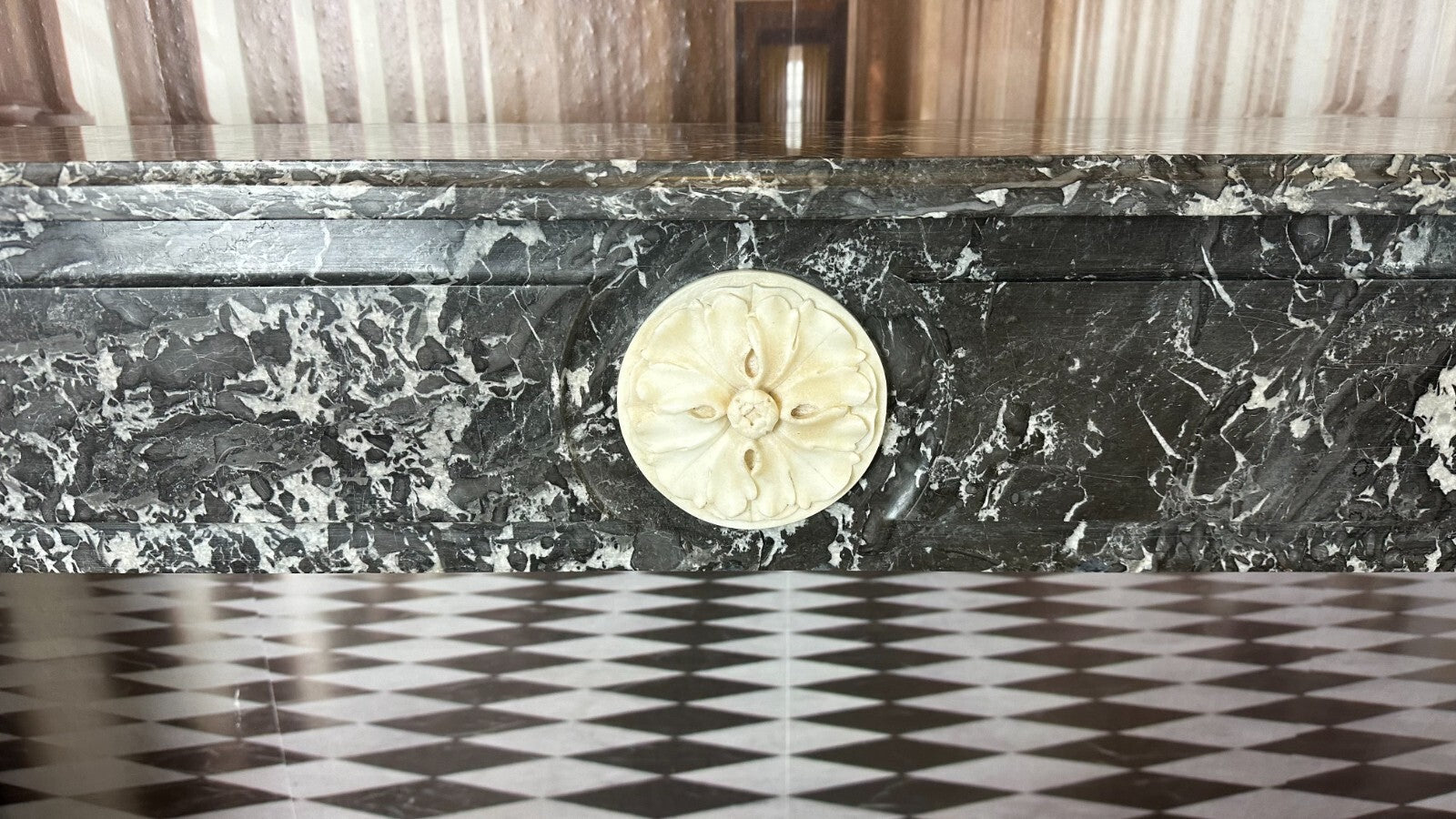 Antike Kaminumrandung Marmor Kamin um 1780 Louis Seize weisse Appliken 18-tes
