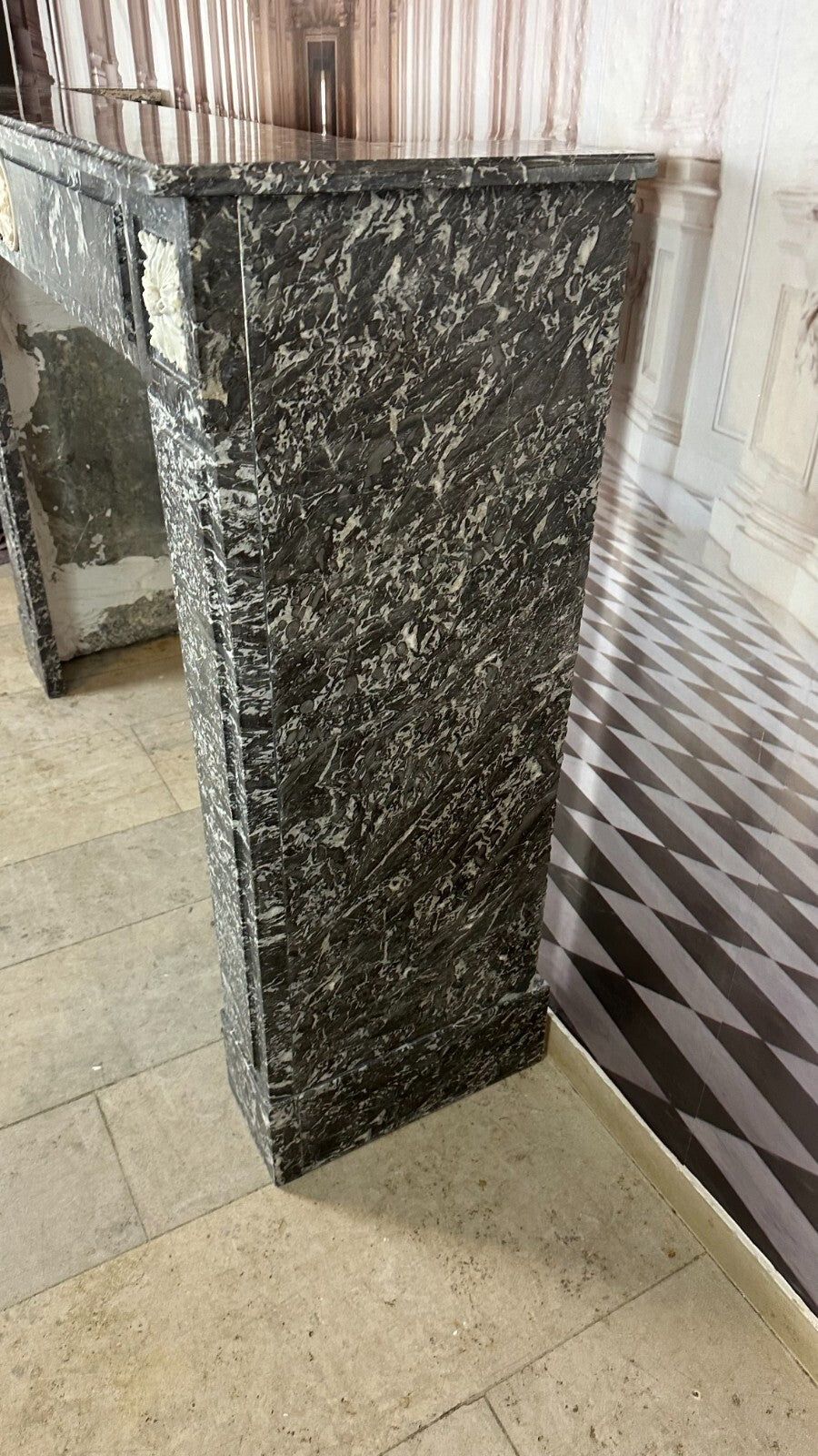 Antike Kaminumrandung Marmor Kamin um 1780 Louis Seize weisse Appliken 18-tes