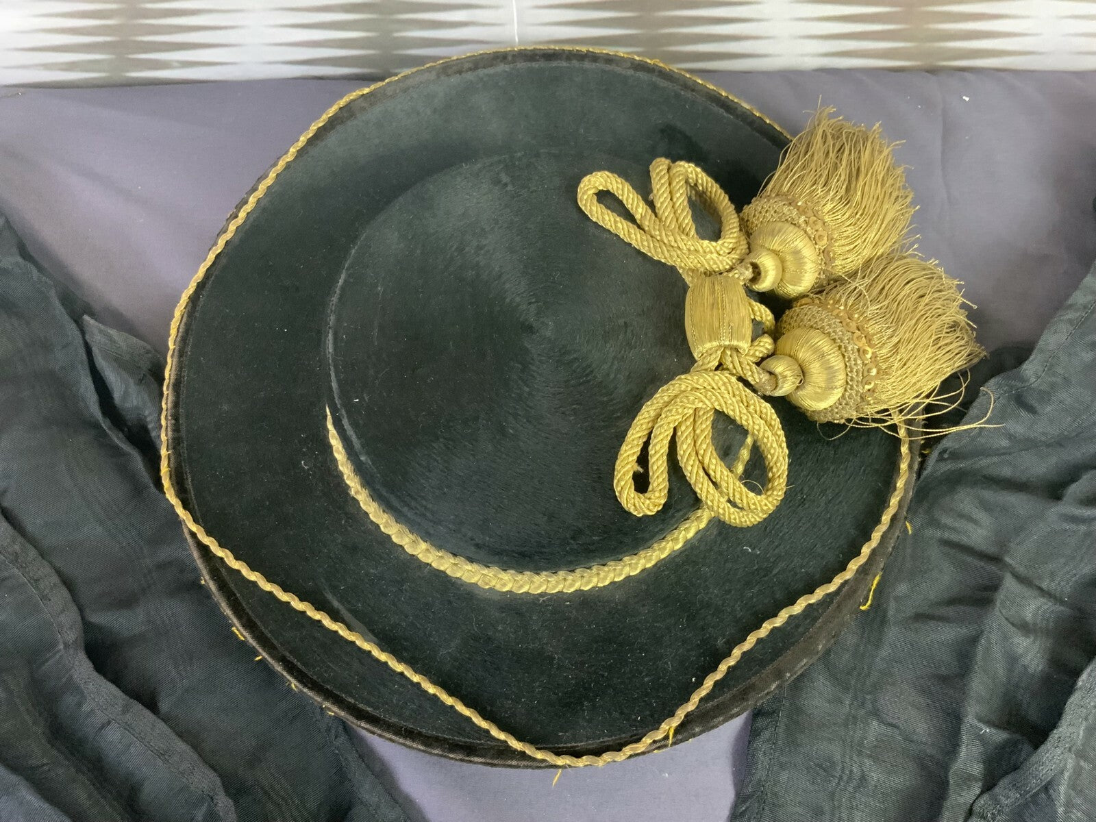 Antiker Inntaler Trachten-Hut samt Goldstickerei J. Driendl Rosenheim
