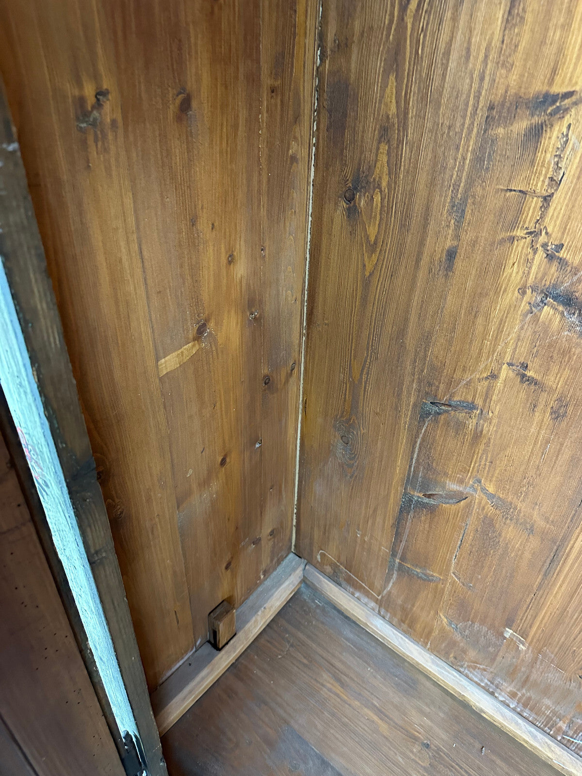 Bauernschrank Schrank nach antikem Vorbild handbemalt Blumenbilder Malerei