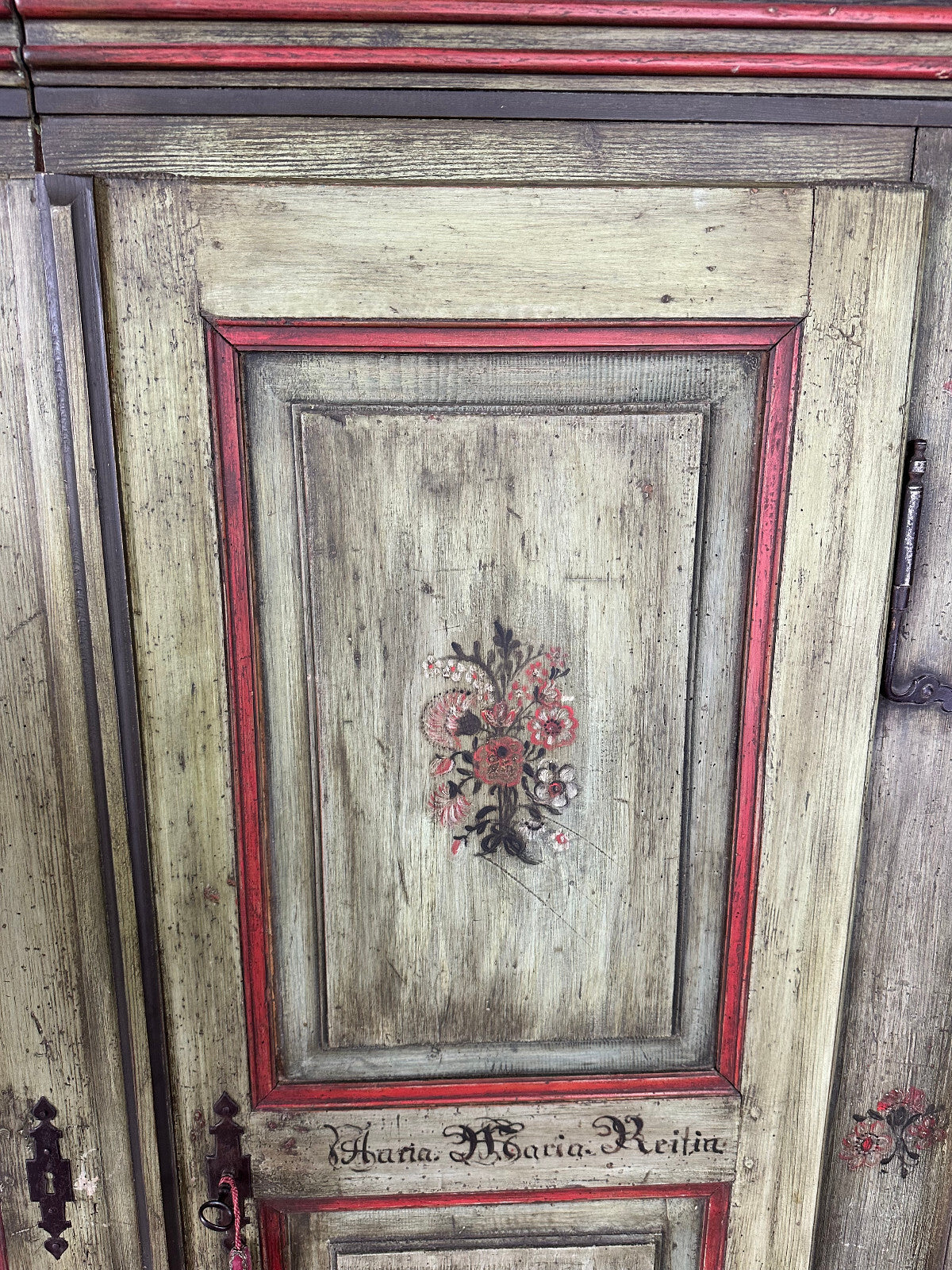 Bauernschrank Schrank nach antikem Vorbild handbemalt Blumenbilder Malerei