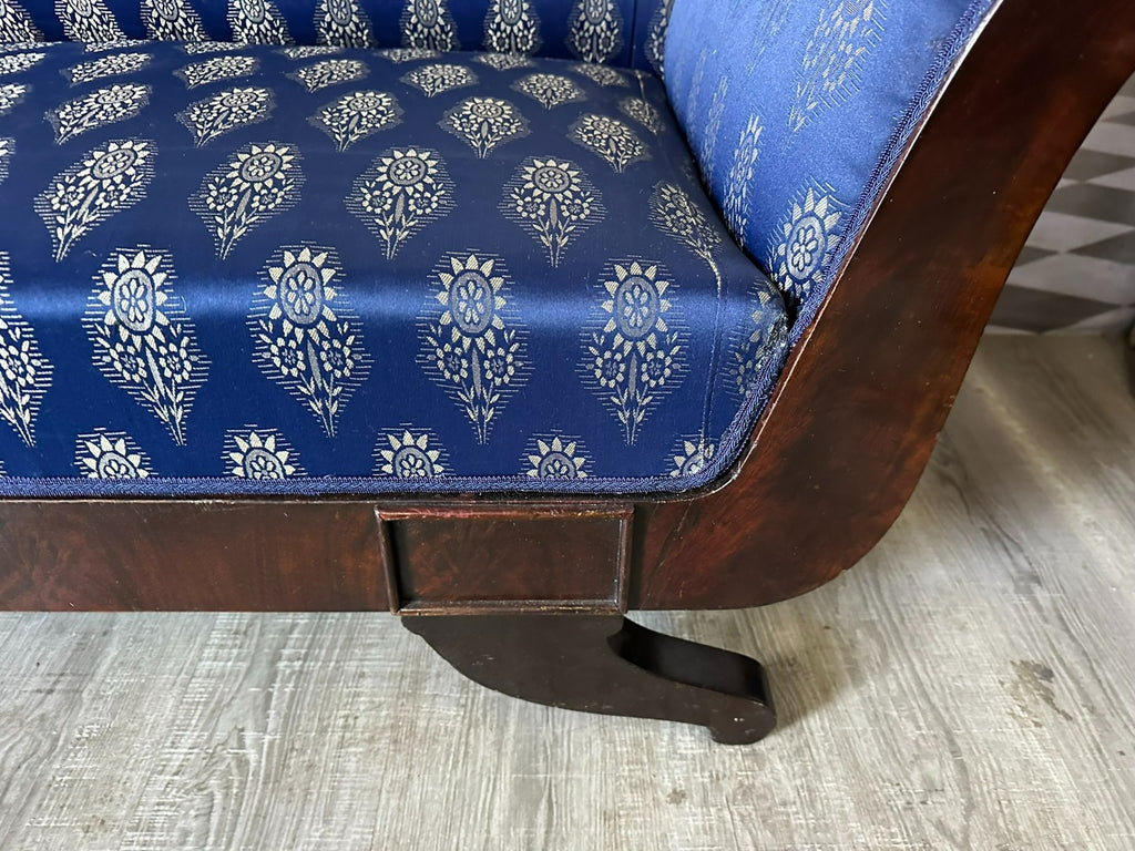 Antikes Biedermeier Sofa 19 tes Jhdt restauriert neuer Bezug Kunst Seide