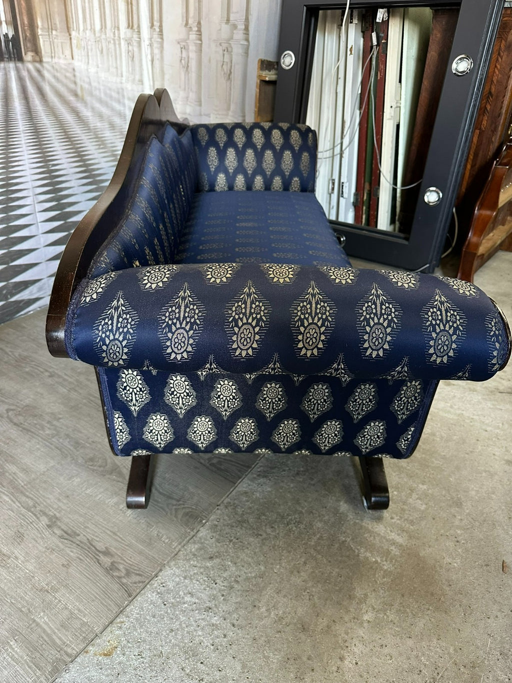 Antikes Biedermeier Sofa 19 tes Jhdt restauriert neuer Bezug Kunst Seide