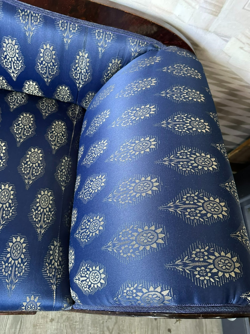 Antikes Biedermeier Sofa 19 tes Jhdt restauriert neuer Bezug Kunst Seide