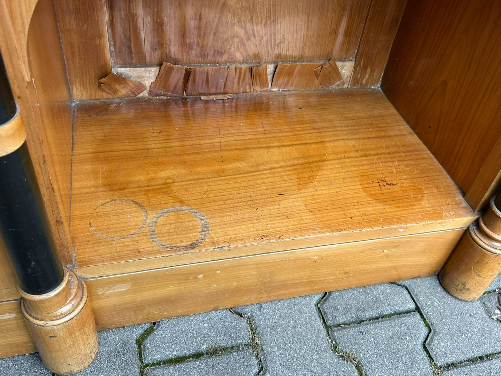 Antiker Art Deco Schrank Vitrine um 1930 Kirschholz und Ebonisierte Säulen
