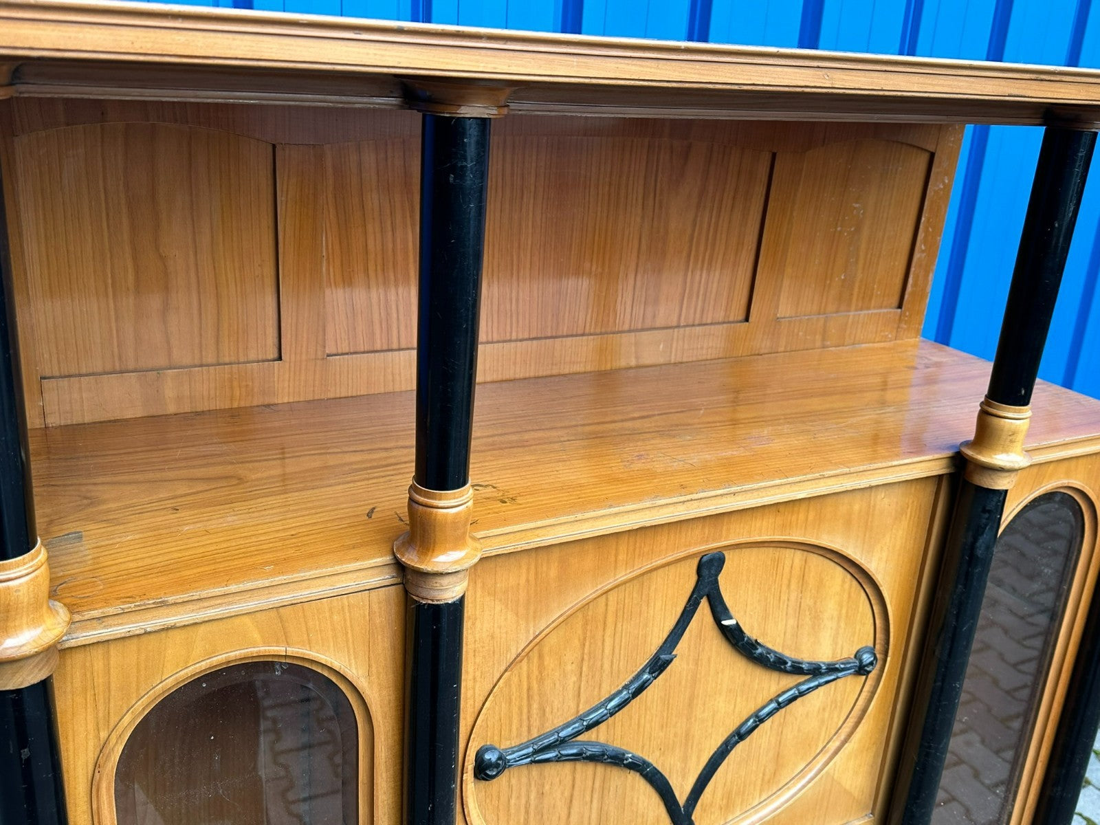 Antiker Art Deco Schrank Vitrine um 1930 Kirschholz und Ebonisierte Säulen