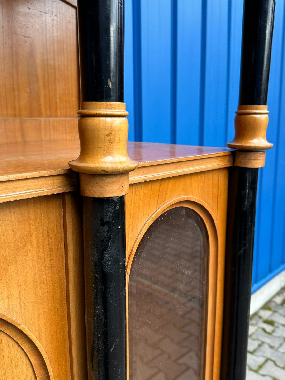 Antiker Art Deco Schrank Vitrine um 1930 Kirschholz und Ebonisierte Säulen