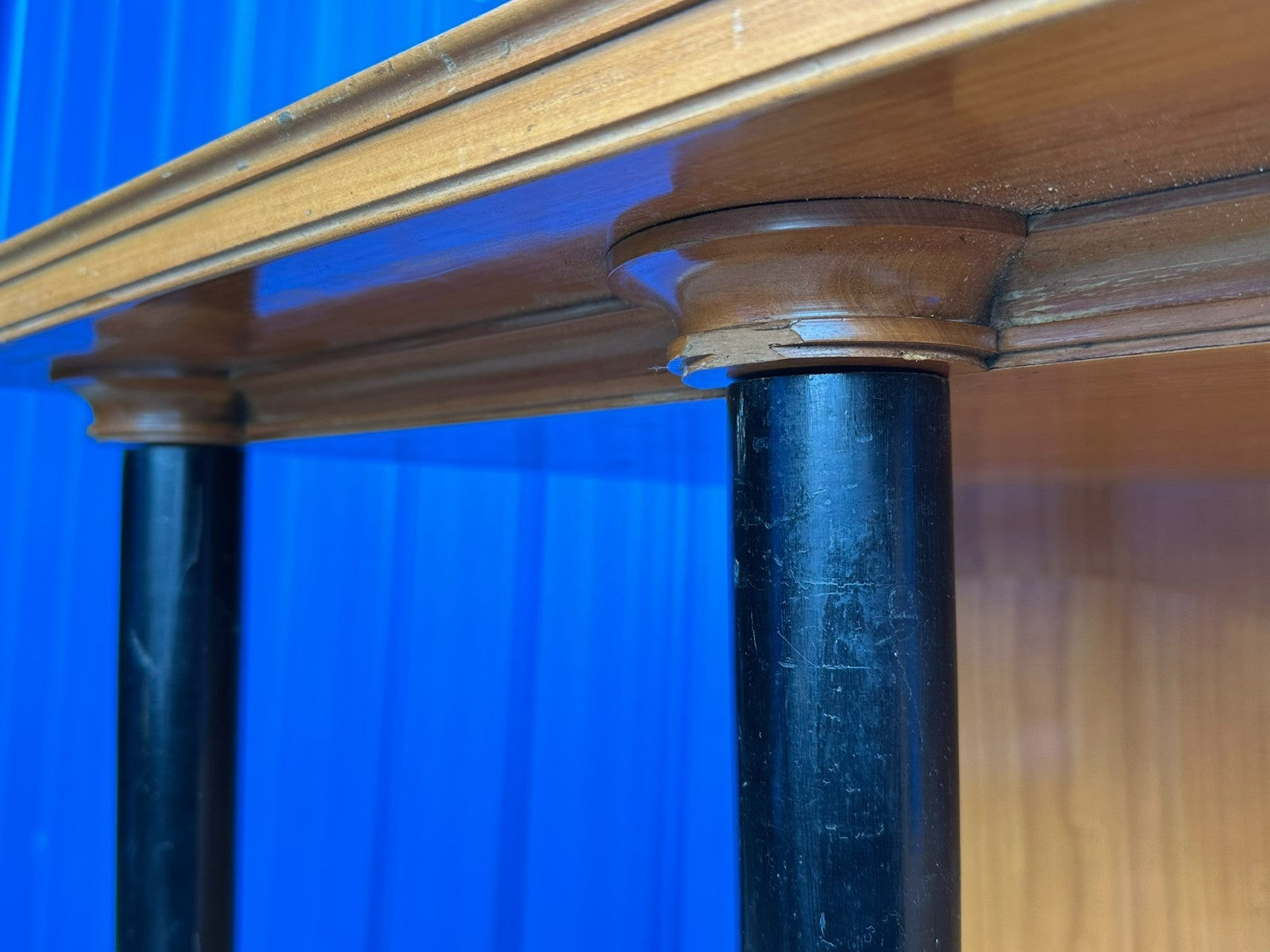 Antiker Art Deco Schrank Vitrine um 1930 Kirschholz und Ebonisierte Säulen