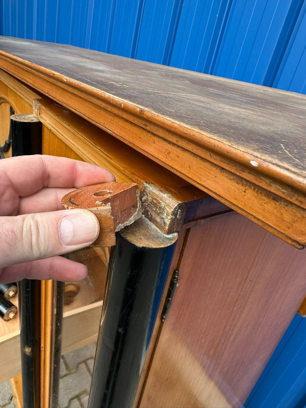 Antiker Art Deco Schrank Vitrine um 1930 Kirschholz und Ebonisierte Säulen
