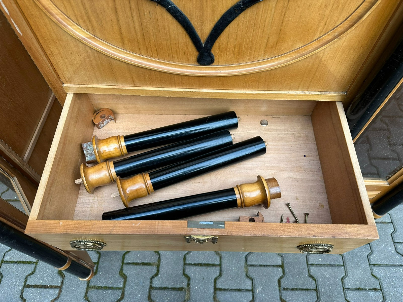 Antiker Art Deco Schrank Vitrine um 1930 Kirschholz und Ebonisierte Säulen