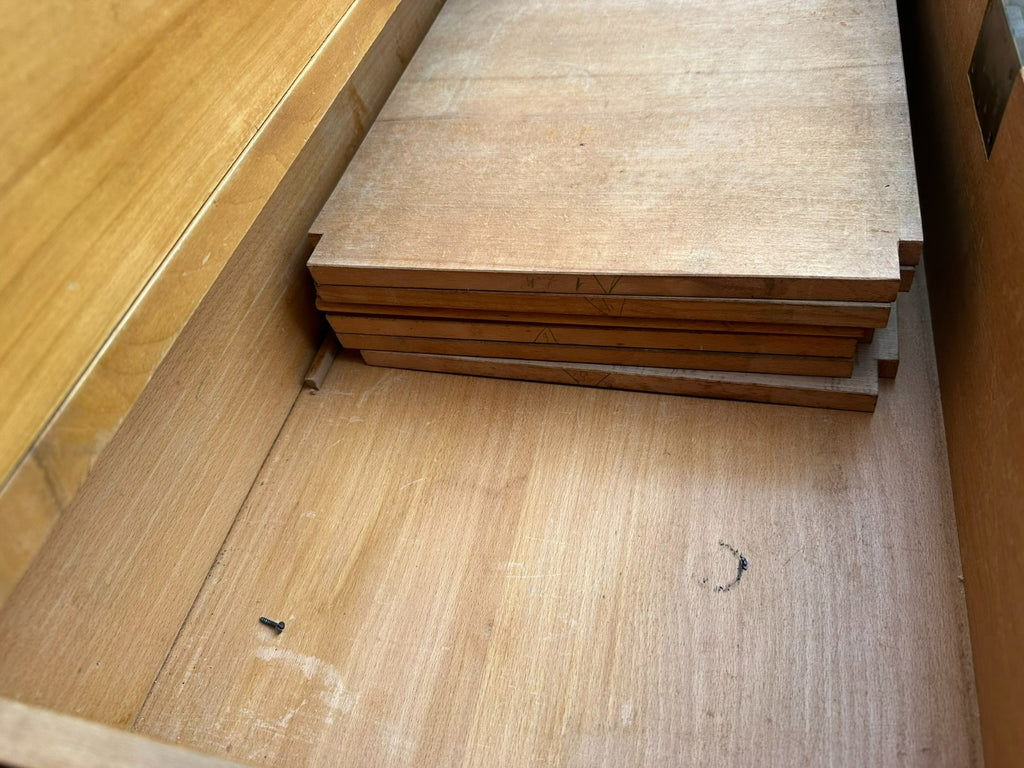 Antiker Art Deco Schrank Vitrine um 1930 Kirschholz und Ebonisierte Säulen