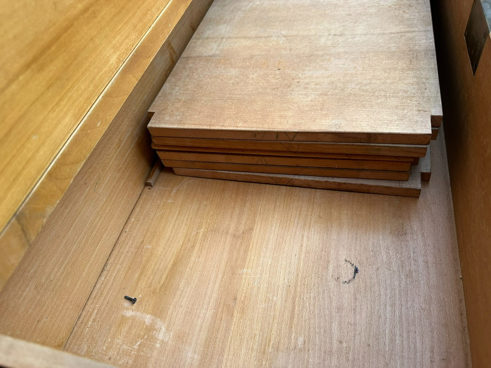 Antiker Art Deco Schrank Vitrine um 1930 Kirschholz und Ebonisierte Säulen