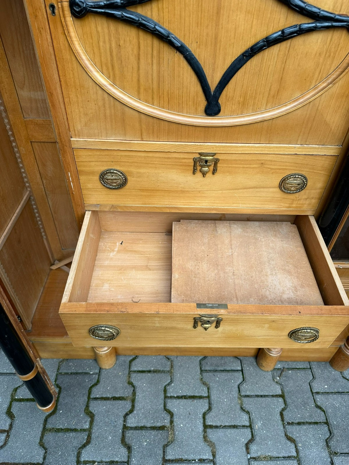 Antiker Art Deco Schrank Vitrine um 1930 Kirschholz und Ebonisierte Säulen