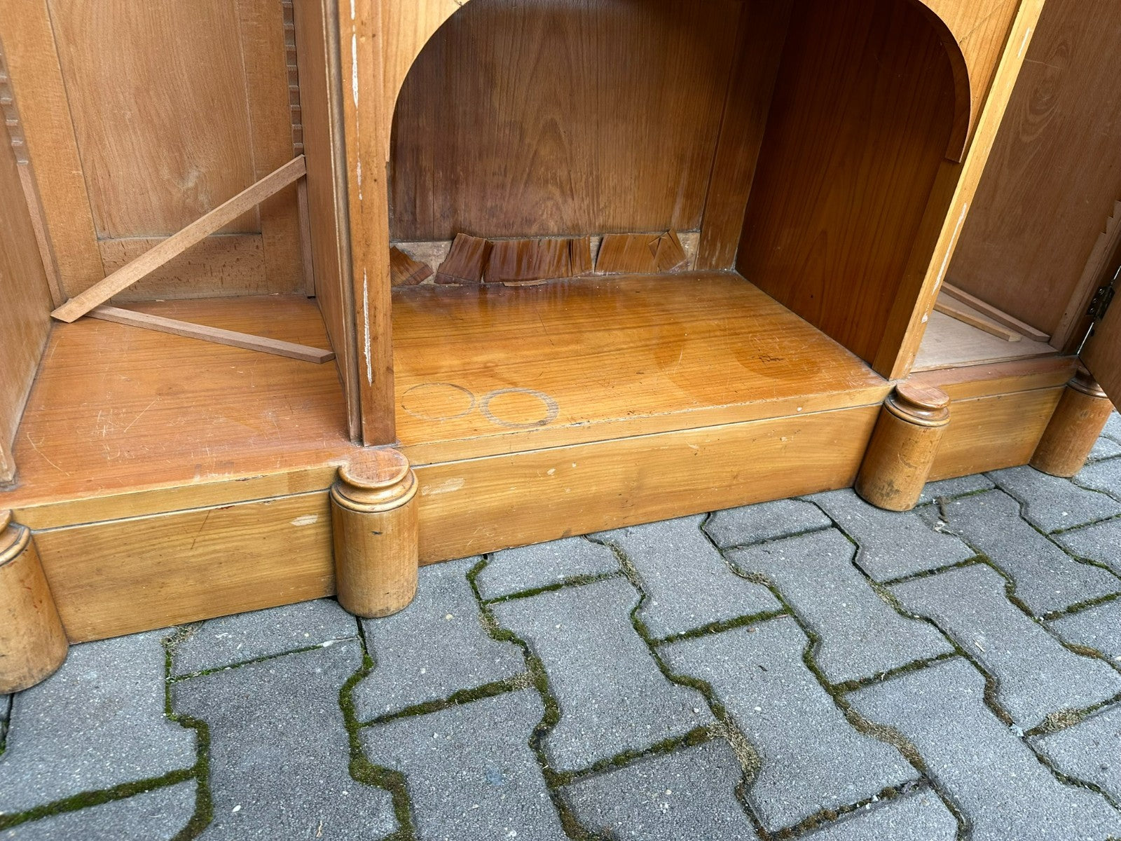 Antiker Art Deco Schrank Vitrine um 1930 Kirschholz und Ebonisierte Säulen