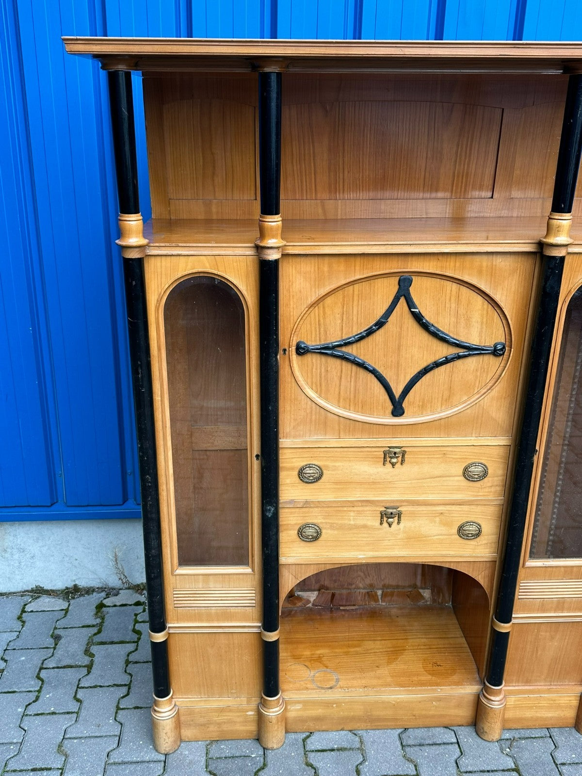 Antiker Art Deco Schrank Vitrine um 1930 Kirschholz und Ebonisierte Säulen