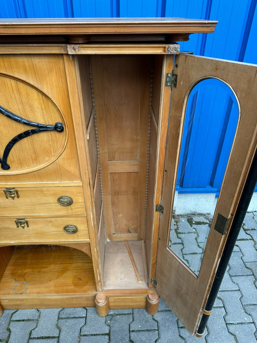 Antiker Art Deco Schrank Vitrine um 1930 Kirschholz und Ebonisierte Säulen