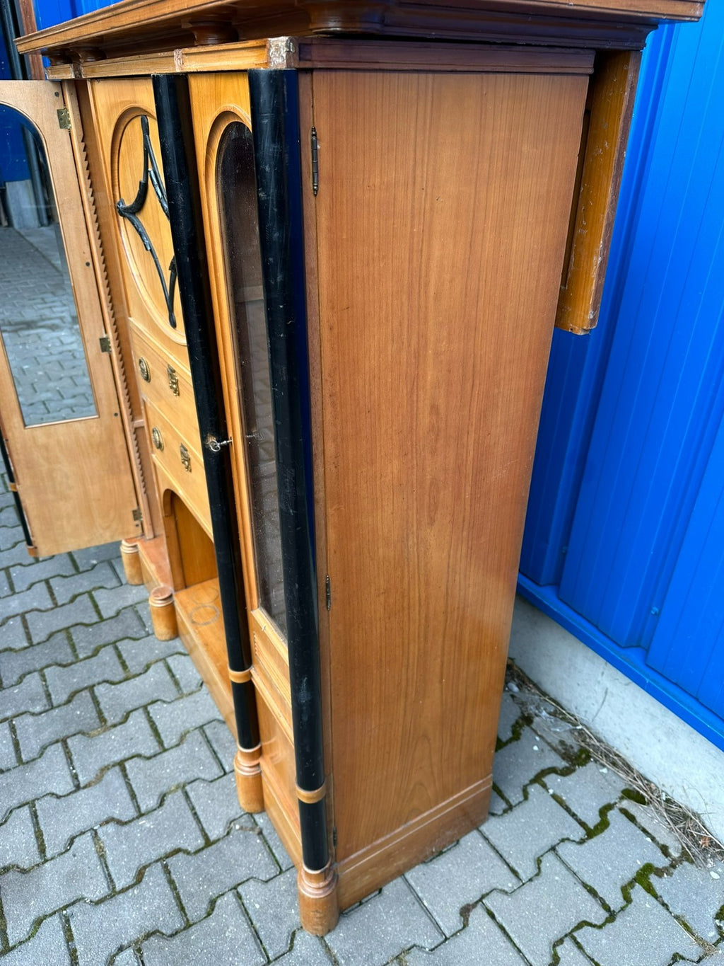 Antiker Art Deco Schrank Vitrine um 1930 Kirschholz und Ebonisierte Säulen