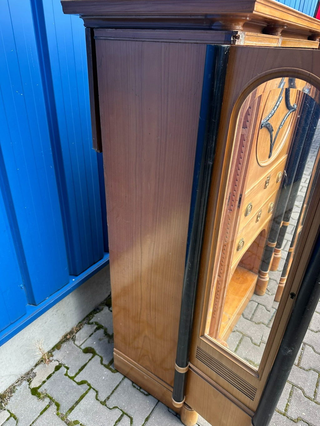 Antiker Art Deco Schrank Vitrine um 1930 Kirschholz und Ebonisierte Säulen