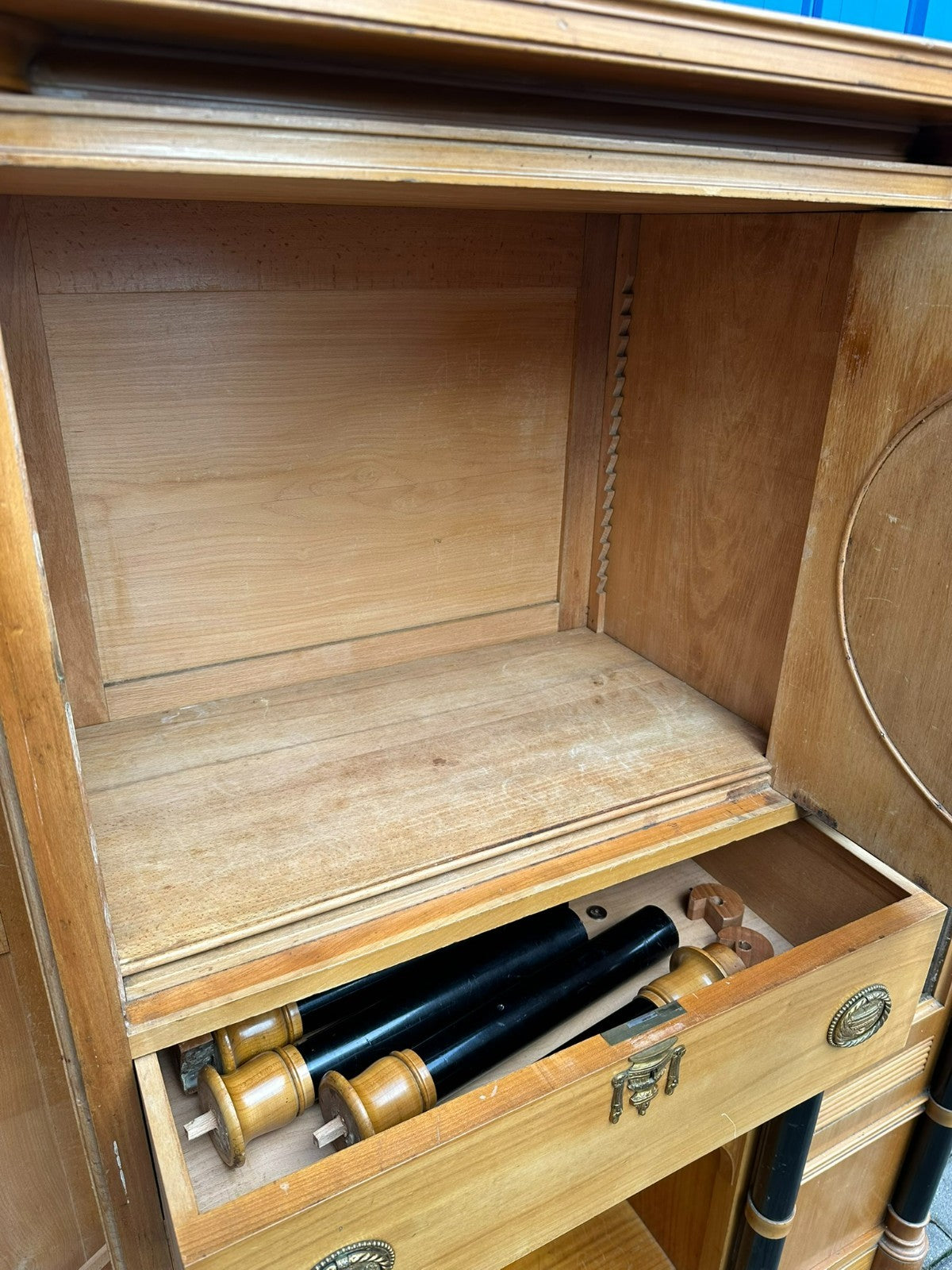 Antiker Art Deco Schrank Vitrine um 1930 Kirschholz und Ebonisierte Säulen