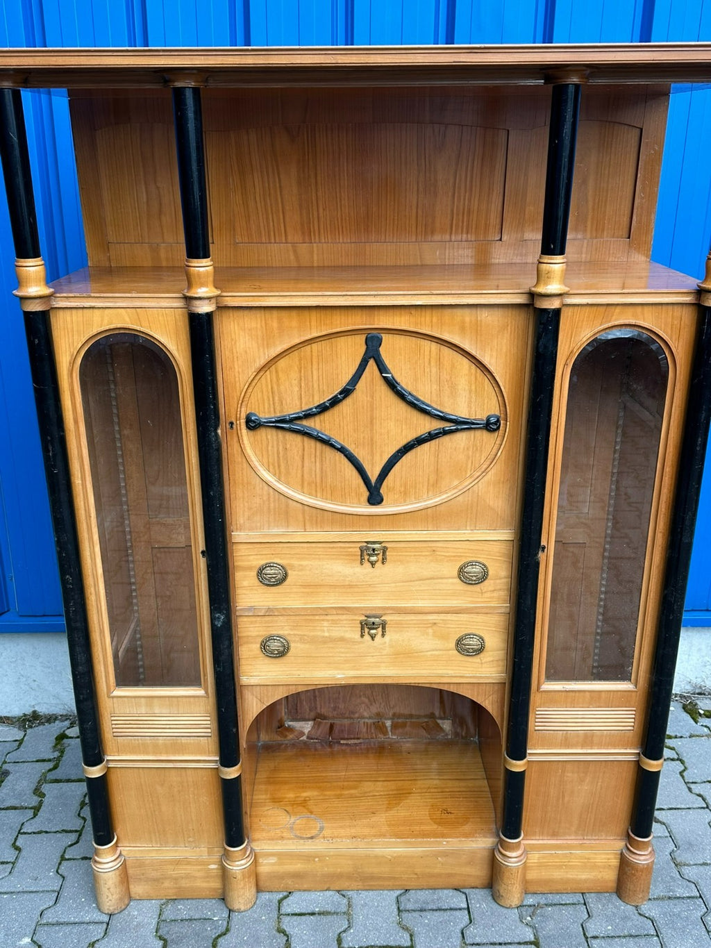 Antiker Art Deco Schrank Vitrine um 1930 Kirschholz und Ebonisierte Säulen