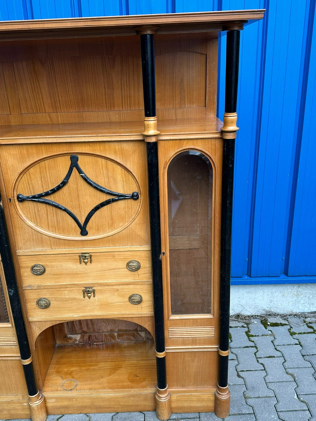 Antiker Art Deco Schrank Vitrine um 1930 Kirschholz und Ebonisierte Säulen