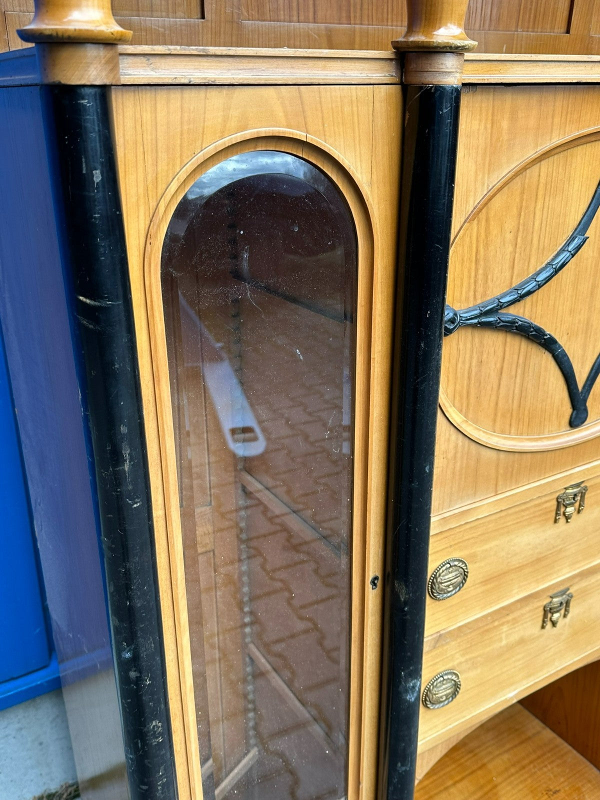 Antiker Art Deco Schrank Vitrine um 1930 Kirschholz und Ebonisierte Säulen