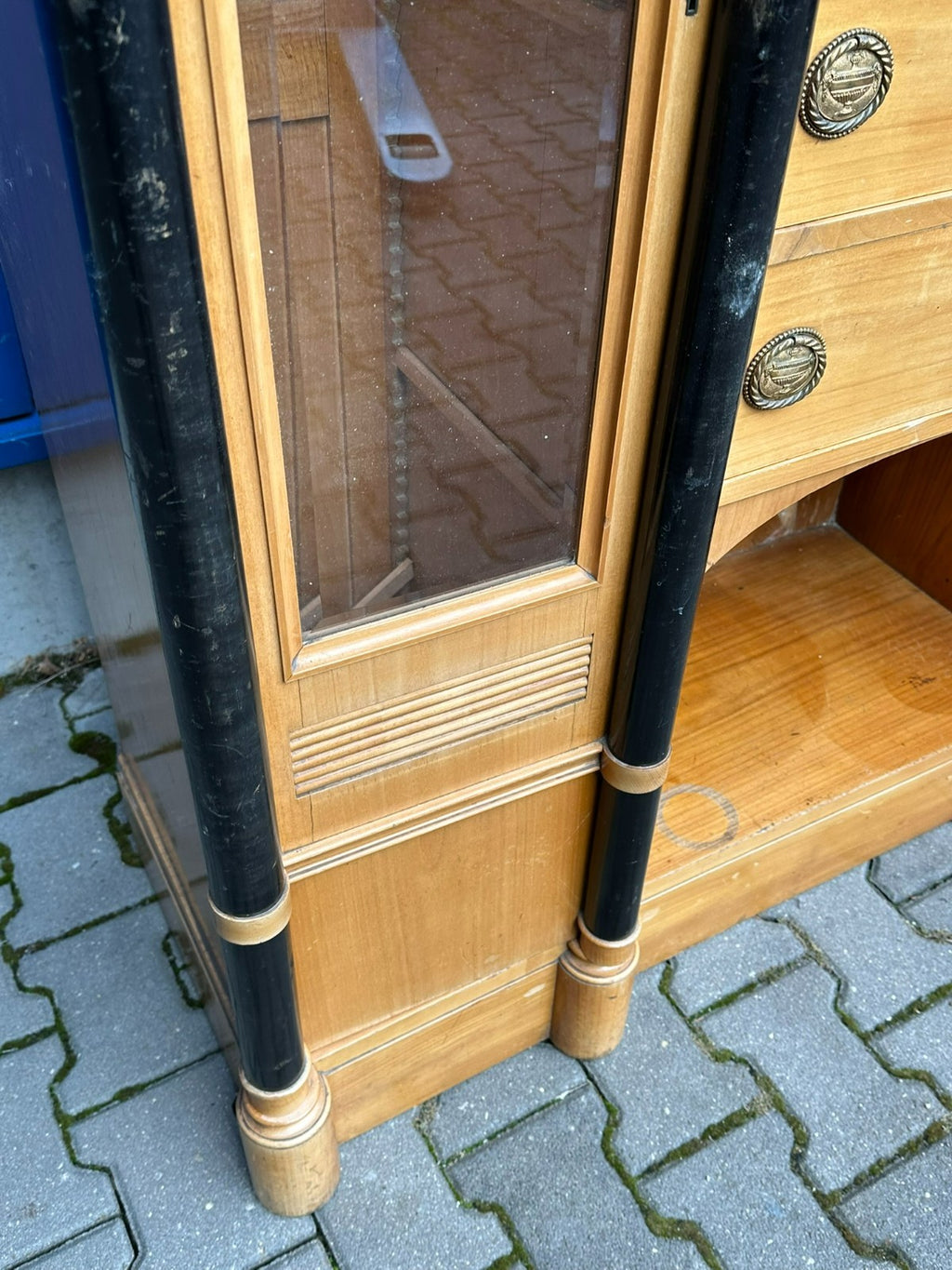 Antiker Art Deco Schrank Vitrine um 1930 Kirschholz und Ebonisierte Säulen