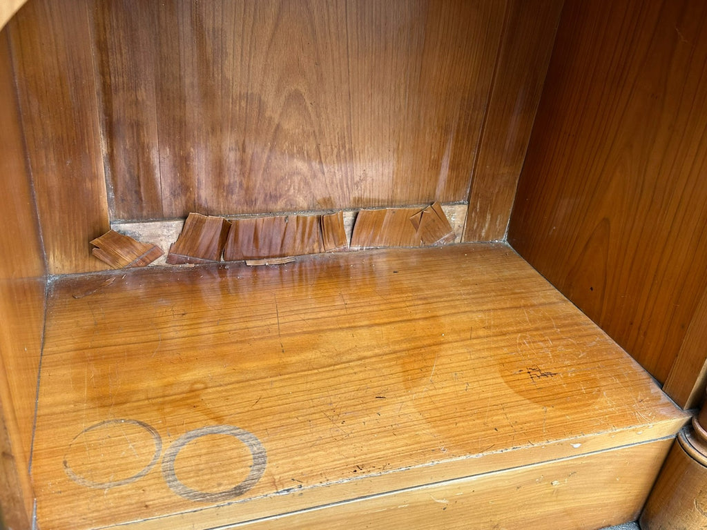 Antiker Art Deco Schrank Vitrine um 1930 Kirschholz und Ebonisierte Säulen
