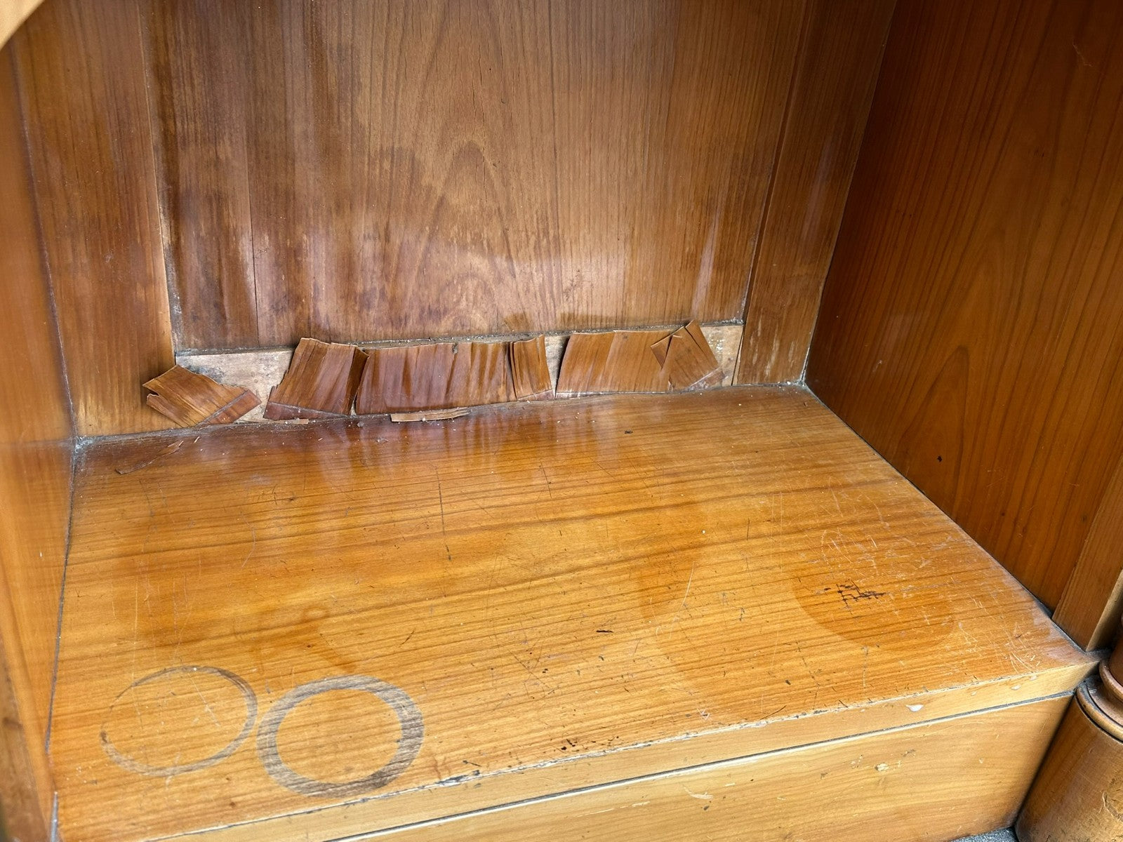 Antiker Art Deco Schrank Vitrine um 1930 Kirschholz und Ebonisierte Säulen