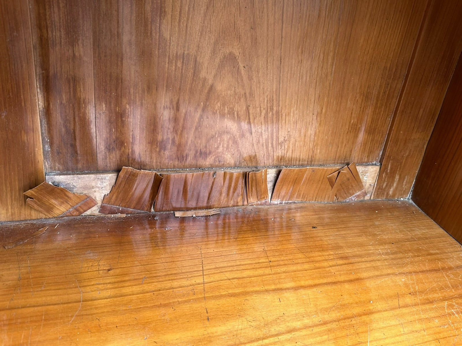 Antiker Art Deco Schrank Vitrine um 1930 Kirschholz und Ebonisierte Säulen