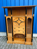 ANTIKER ART DECO SCHRANK VITRINE UM 1930 KIRSCHHOLZ UND EBONISIERTE SÄULEN
