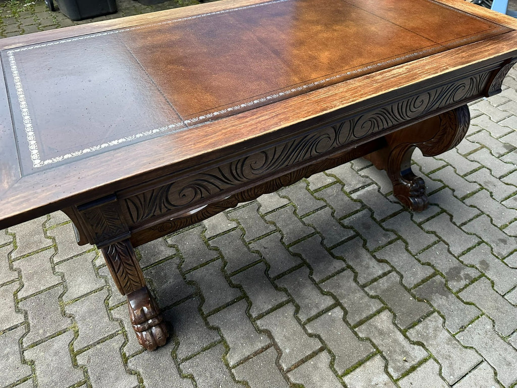 Massiver Neo Renaissance Schreibtisch um 1930 aus Eiche mit Leder
