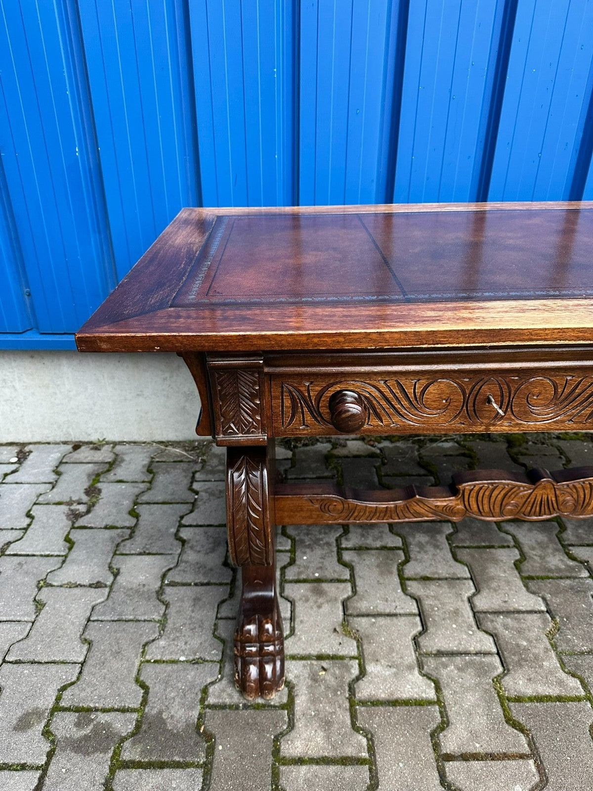 Massiver Neo Renaissance Schreibtisch um 1930 aus Eiche mit Leder
