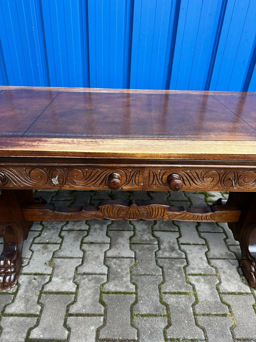 Massiver Neo Renaissance Schreibtisch um 1930 aus Eiche mit Leder