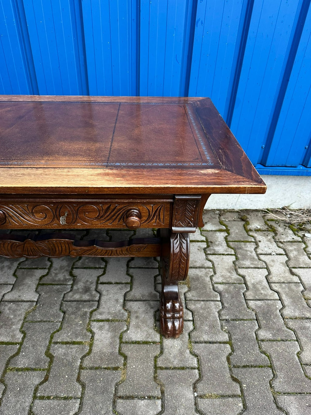 Massiver Neo Renaissance Schreibtisch um 1930 aus Eiche mit Leder