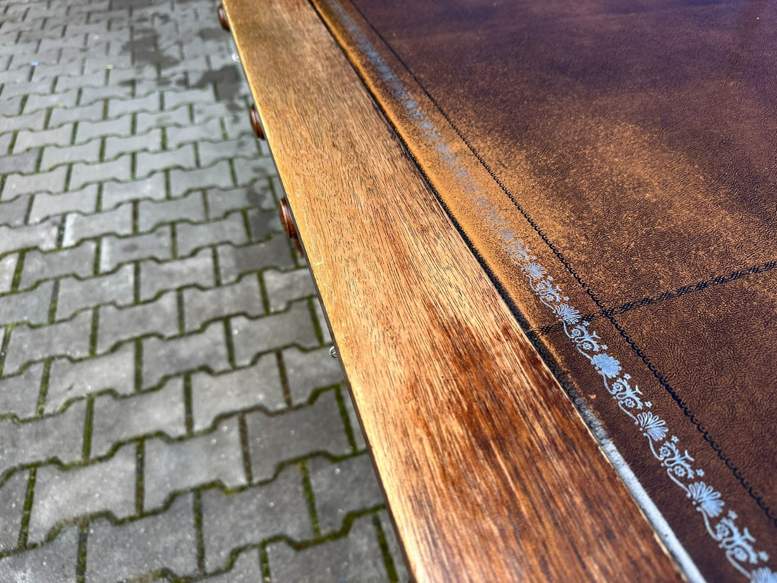 Massiver Neo Renaissance Schreibtisch um 1930 aus Eiche mit Leder