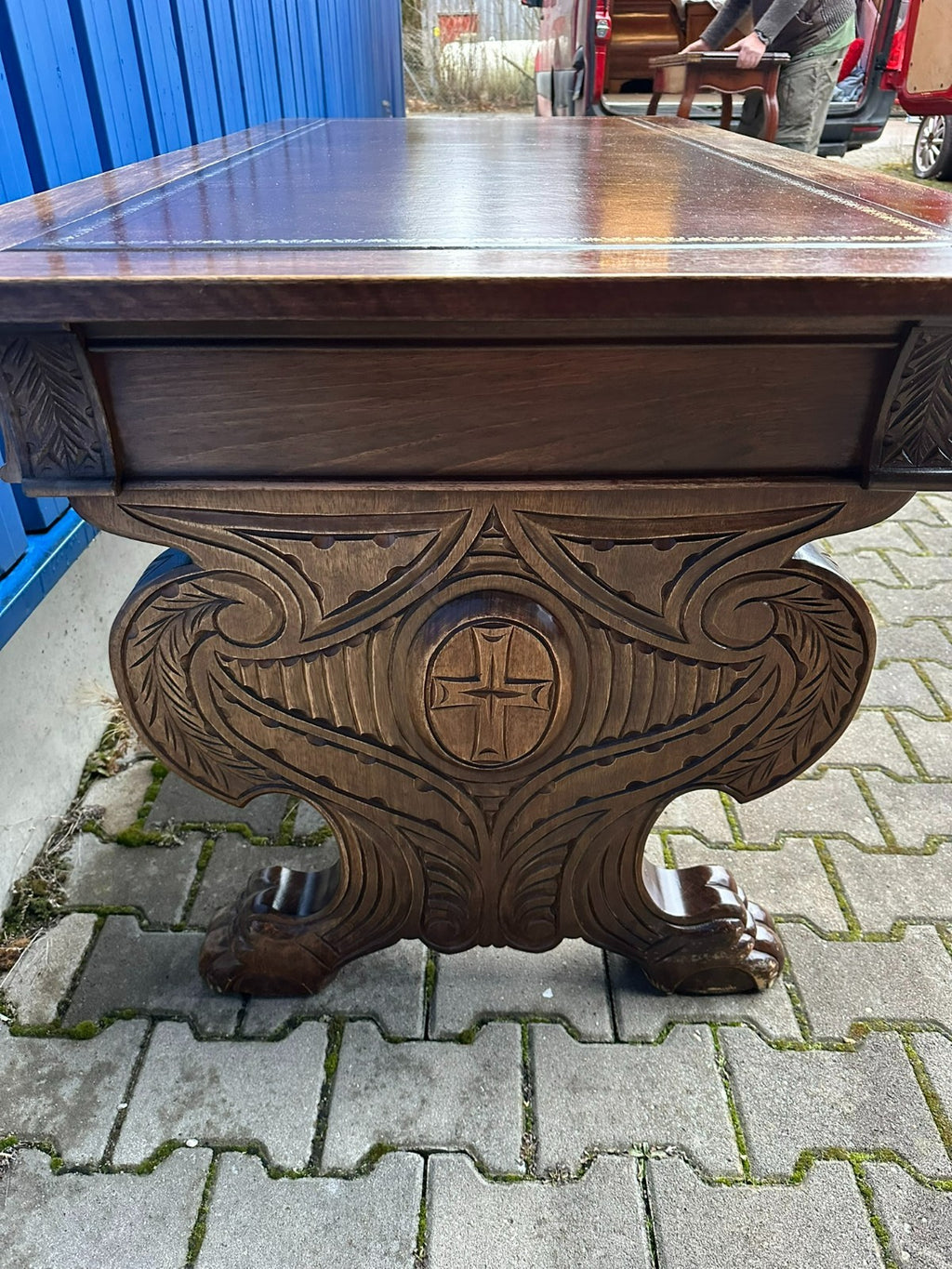 Massiver Neo Renaissance Schreibtisch um 1930 aus Eiche mit Leder